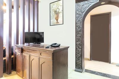 OYO 27653 Savoy Suites