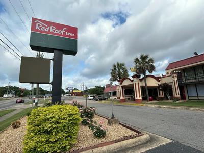 HomeTowne Studios by Red Roof Montgomery - Midtown