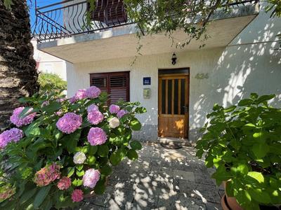 Room in House - S2 - Double Room in Jelsa on Hvar With Private Ensuite Bathroom