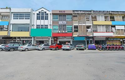 OYO 90662 The 1975 Hotel