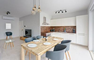 Brand New Designer Finished Apartment, Central Location
