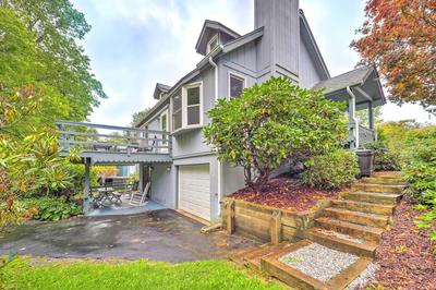 Peaceful Newland Family Cottage w/ 2 Decks!