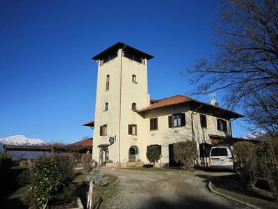 Cottage in Intra With Lake and Mountain Views