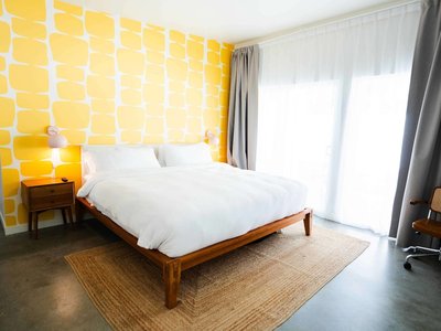 Deluxe Room, 1 King Bed, Kitchen, Garden View