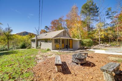 Bright Farmhouse w/ Hot Tub & Mountain View!