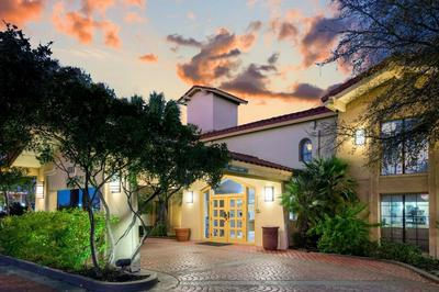 Wonderland Inn & Suites