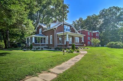 Glasgow Home w/ Porch: Close to Lake & Caves!