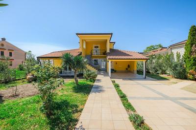 Attractive Apartment With Garden