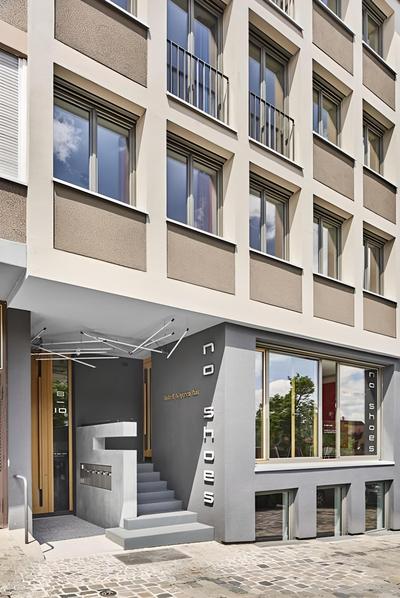 No Shoes Hotel And Green Bar