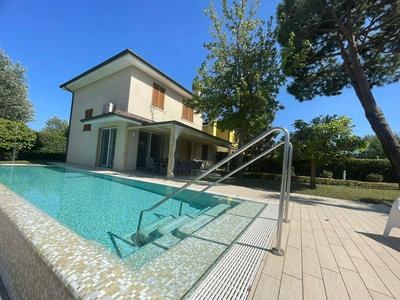 Delightful Villa With Garden and Pool in Albarella
