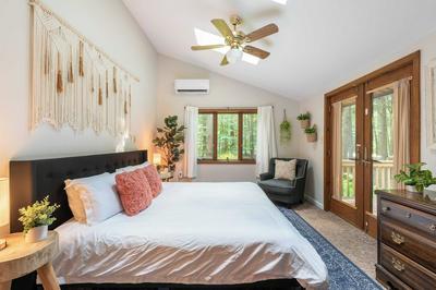 Lakeshore Oasis by Avantstay Private Beach, Views, Hot Tub, Volleyball