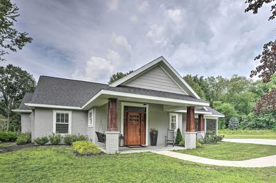 Chic Hideaway w/ Fire Pit < 2 Miles to Beach!