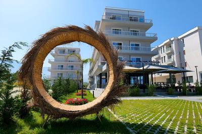 The Peak Hotel & Lounge