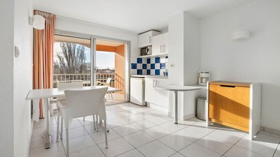 Sunny Waterfront Apartment