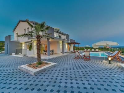 Modern and Spacious Home With Swimming Pool