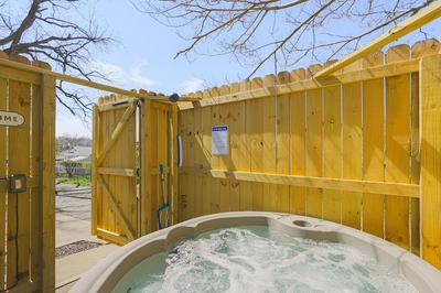 Jefferson City Bungalow: Hot Tub & Patio!