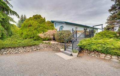East Wenatchee Home w/ Yard & Hot Tub!