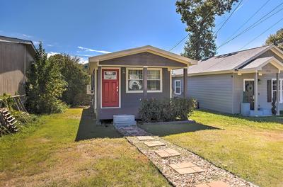 Cozy Montgomery Home: Walk to Lake Conroe!