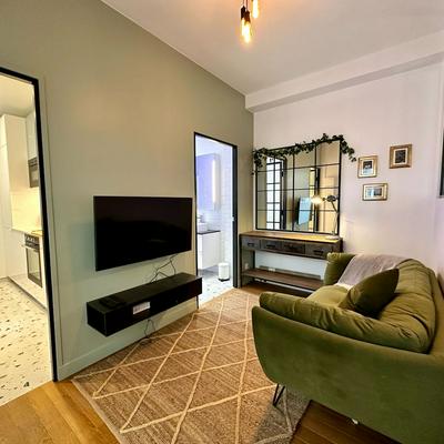 Paradis Calm Modern Studio Apt in Paris