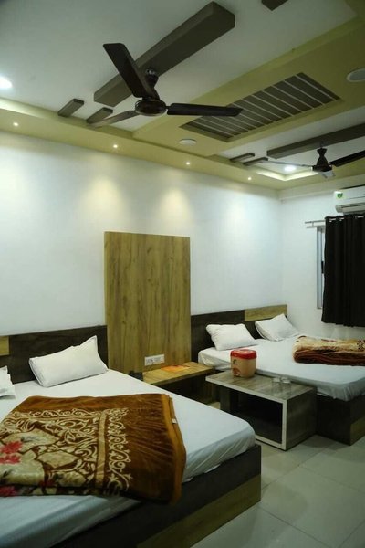 Hotel D & D Palace near Mahakal Temple