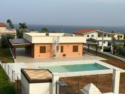 VILLA CON PISCINA