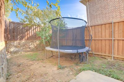 Family-friendly Irving Townhome w/ Yard!