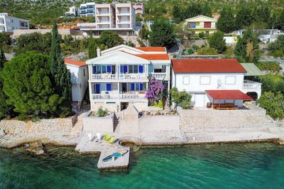 Holiday Home Seafront Escape