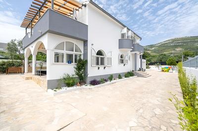 Remarkable 4-bed House in Kaštel Novi