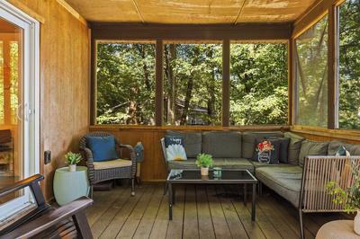 Lake Daze by Avantstay Lakefront w/ Modern Interior, Enclosed Porch & Hot Tub
