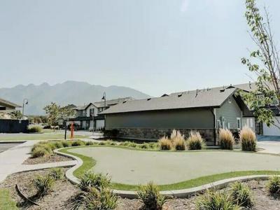 Modern w/ Pool, Gym, Hottub, Golf, Pet Friendly!