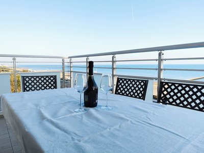Spacious Flat With Balcony by the sea