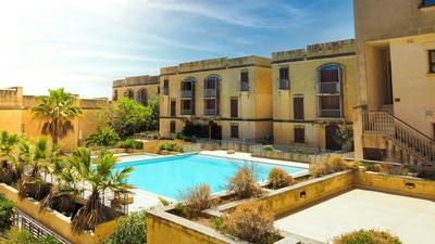 Peaceful Home With hot tub and 2 Communal Pools