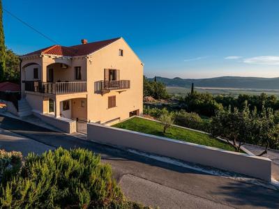 Spacious Apartment, Private Terrace in the Countryside, Wi-fi and Parking