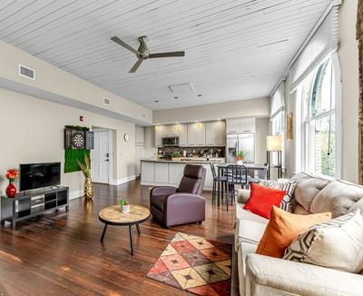 The Elm St Suite - Downtown Condo