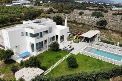 Luxury Villa With Private Heated Pool, Childrens Fenced Area, Near the Beach & the Town
