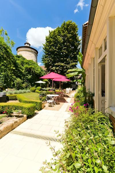 RESTAURANT on site. Walk to everything by RedAwning
