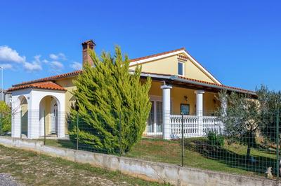 Holiday House in Liznjan With Garden & BBQ