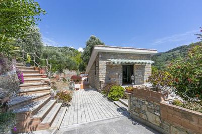 Villa Breezy Way - Among Greenery