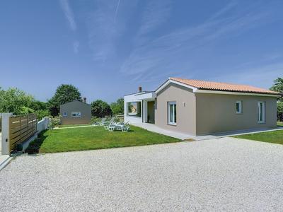 Modern Villa in Pula With Garden