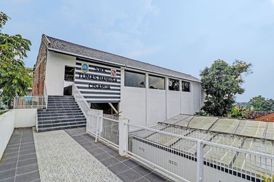 Capital O 91466 Hotel Neu Backpacker Tf Syariah (smk Tb)