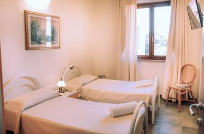 Hotel with swimming pool in Arbus