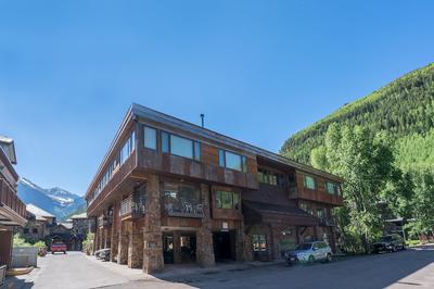 Ghostriders 10 by Avantstay Penthouse Suite w/ Large Patio & Mountain Views!