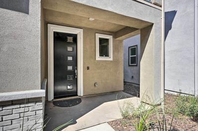 Pet-friendly Elk Grove Retreat w/ Balcony!