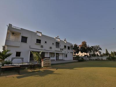 OYO 11750 Hotel Starz
