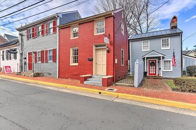 Townhome in Leesburg Historic District!