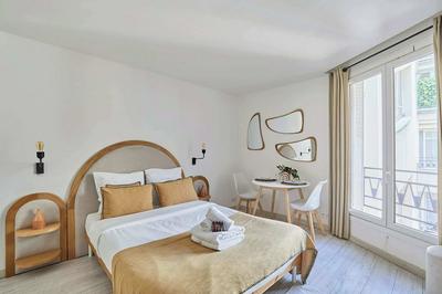 22 m2 Studio Located on the 6th Floor With Elevator: - 1 Bedroom With 140 cm Double bed - Television, Wifi - Equipped Kitchen - 1 Bathroom With Shower and 