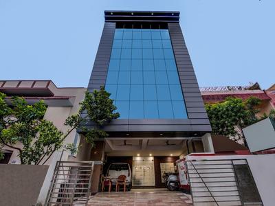 OYO 18542 Petals Inn