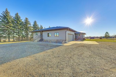 3 Acres of Serenity! Countryside Home in Dickinson
