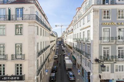 JOIVY Classic 3BR home w/workspace in Chiado, 2mins from Baixa-Chiado subway