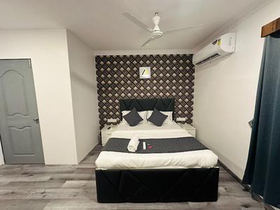 Astha Kandivali Service Apt